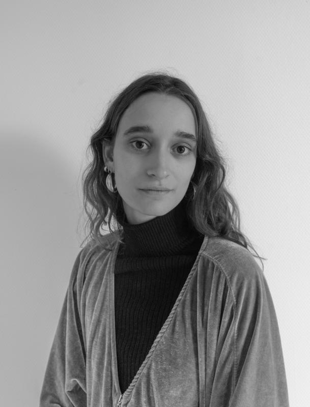Adèle Pécout est une artiste photographe née en 1994. Sa pratique, souvent coopérative, interroge les liens qui se tissent entre les êtres, les choses et les environnements, à travers les questions d'identités, de transmissions, d’affectivité, et d'appropriation. 