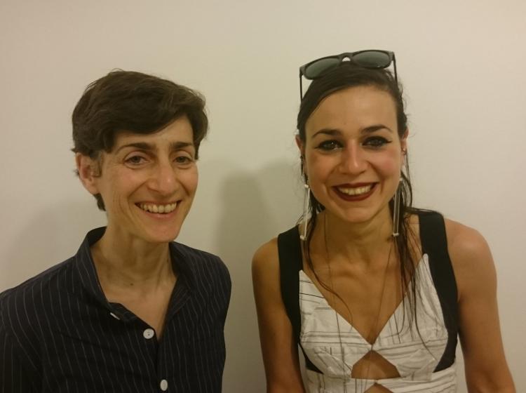 Filleule et marraine réunies, à l'occasion du vernissage de "Display This Play". Cité Internationale des Arts de Paris, le 4 juillet 2017.