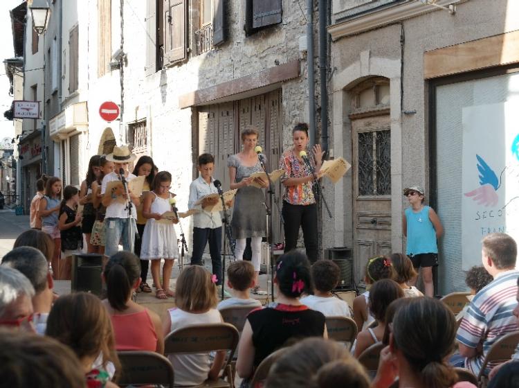Lecture publique dans la rue Droite