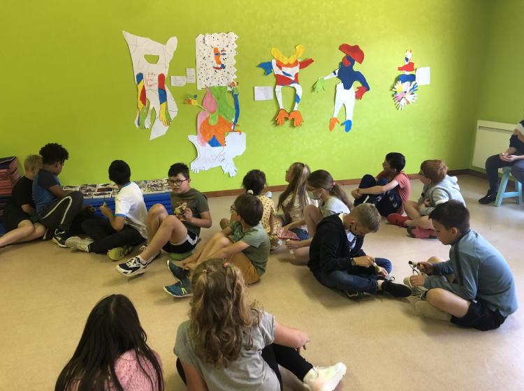 La classe devant les collages réalisés pendant la première semaine de travail.
