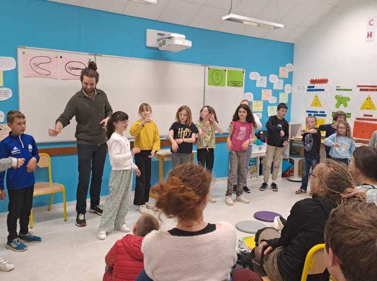 Démonstration de mime devant les parents pendant la restitution.
