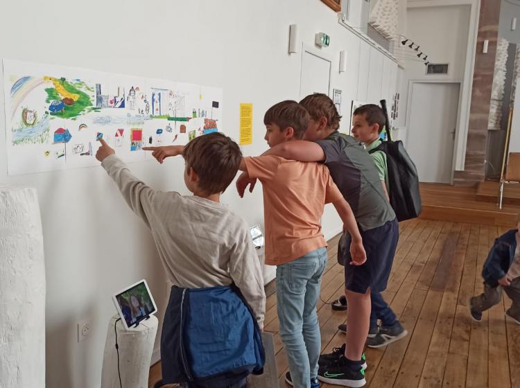 Les élèves découvrent l'exposition