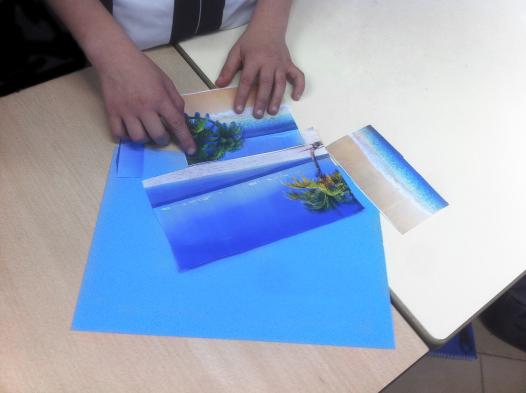 découpage et collage. Plage, palmiers et mer.