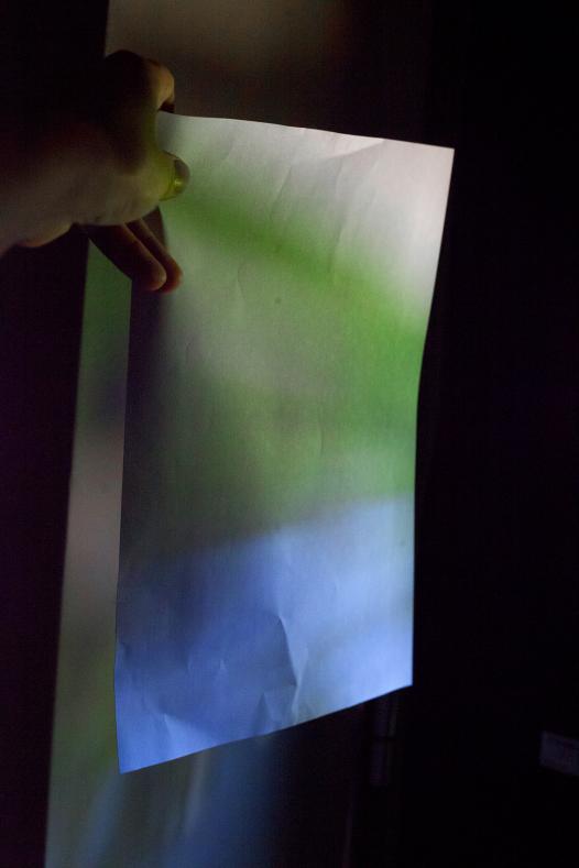 Bleu, vert, rouge sur papier blanc