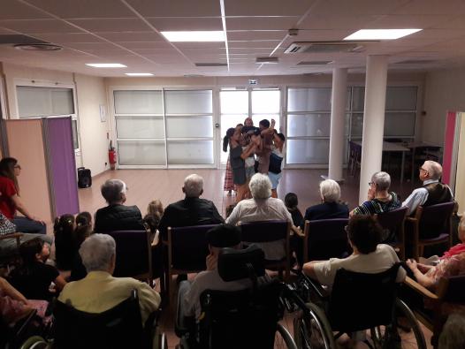 "Nous, grands-parents!" devant les résident-e-s de l'Ehpad d'Aire sur Adour