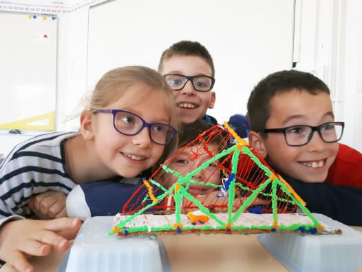 Le pont multicolore de l'équipe de Paul, Lara, Maelan et Pierre