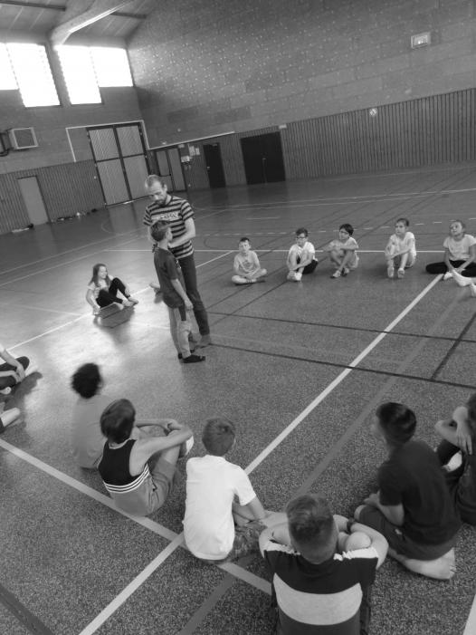 Théo et les élèves au gymnase - Echauffement en contact.