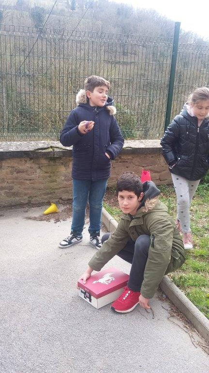 On attend sans bouger avec le sténopé.