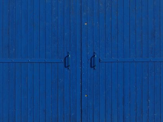 Porte d'un bâtiment ouvrier des salins