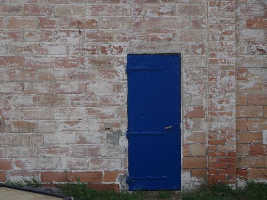 Porte d'un bâtiment ouvrier des salins