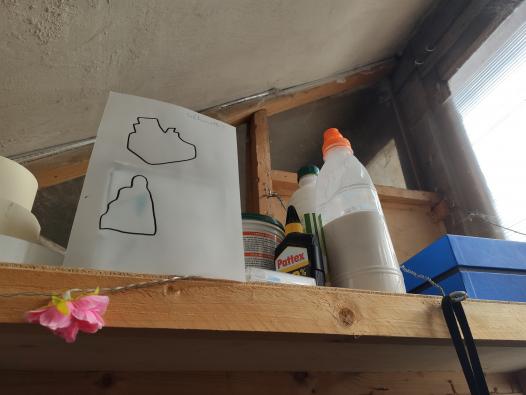 différentes bouteilles transformées en une silhouette, en contre-plongée