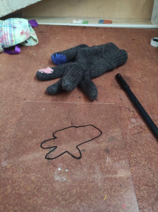 Le gant et sa silhouette.