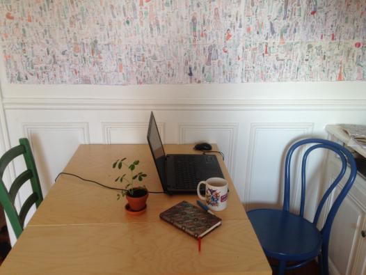 une table, une chaise et même une deuxième si j'ai envie de changer de place, un ordinateur (et une connexion internet) et, au mur, les dessins que je fais quand je n'arrive pas à écrire.