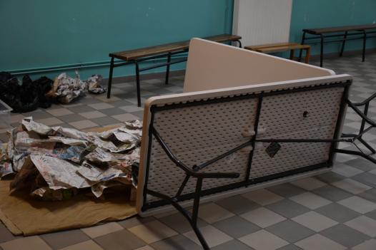 L'atelier encore vide, les biscuits cachés, des tables dressées