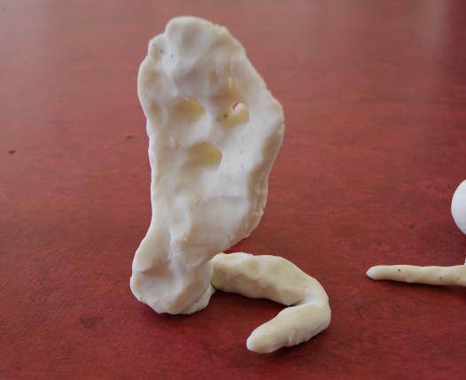 Modelage en pâte végétale de T. réalisé à la fin de la séance.