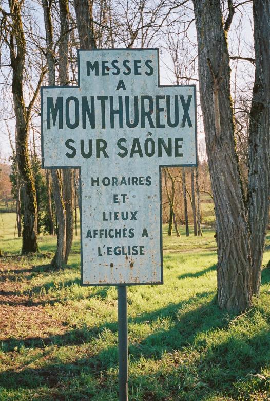 Panneaux dans le village