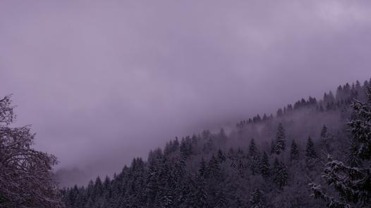 Ma première nuit tombe sur Flumet, les montagnes se cachent, mystérieuses.
