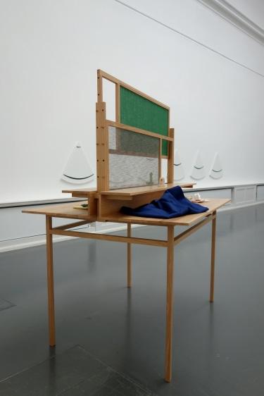 Image d'une sorte d'espace de travail, où s'enchevêtrent des plans de différentes couleurs, partie du travail de Falke Pisano.