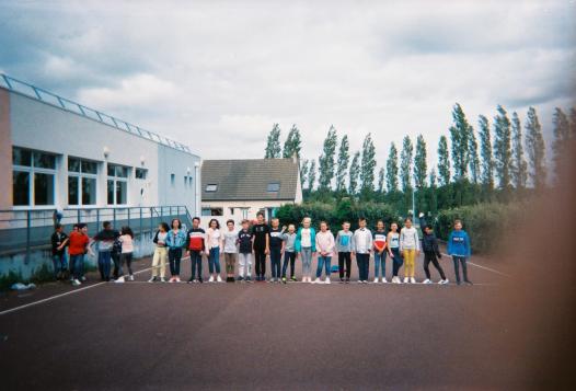 Photo des enfants de la classe à l'appareil photo jetable