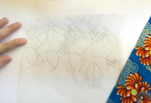 Elève composant au gré de ses collectes de motifs