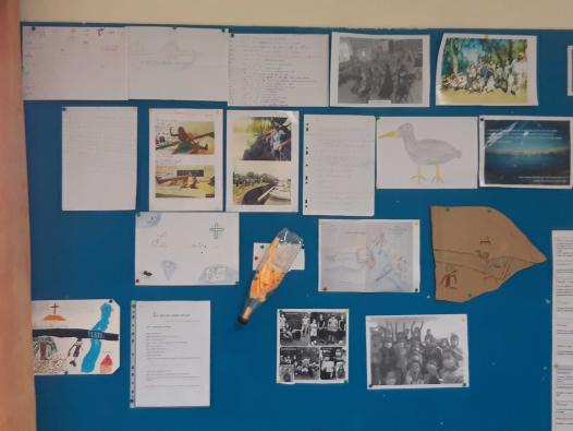 Tous les objets du jour au mur de la classe