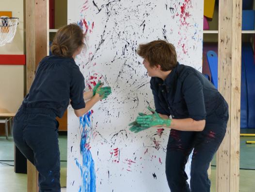 Judith et Elise en pleine interprétation devant les élèves de CM2
