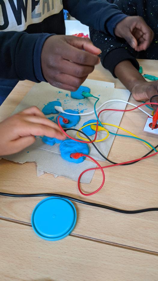 Le Makey Makey raccordé à des blocs à modeler