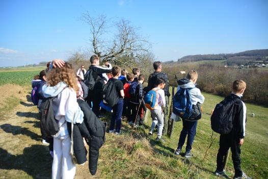 Yvan montre du doigt le marais