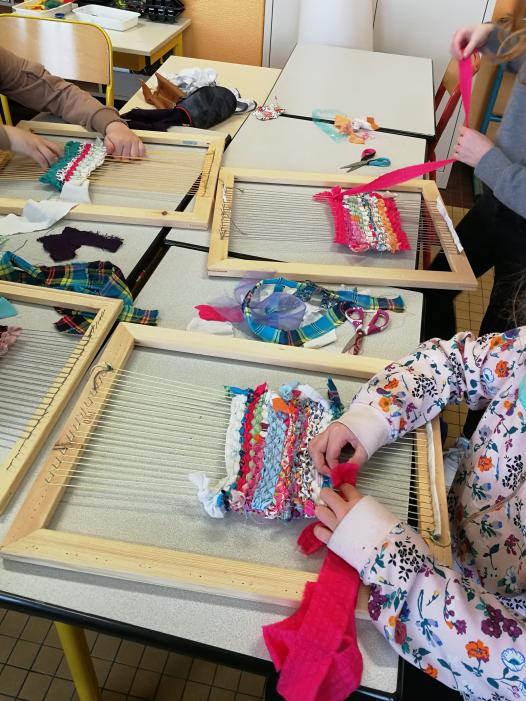Atelier de tissage avec les élèves de Chailloué