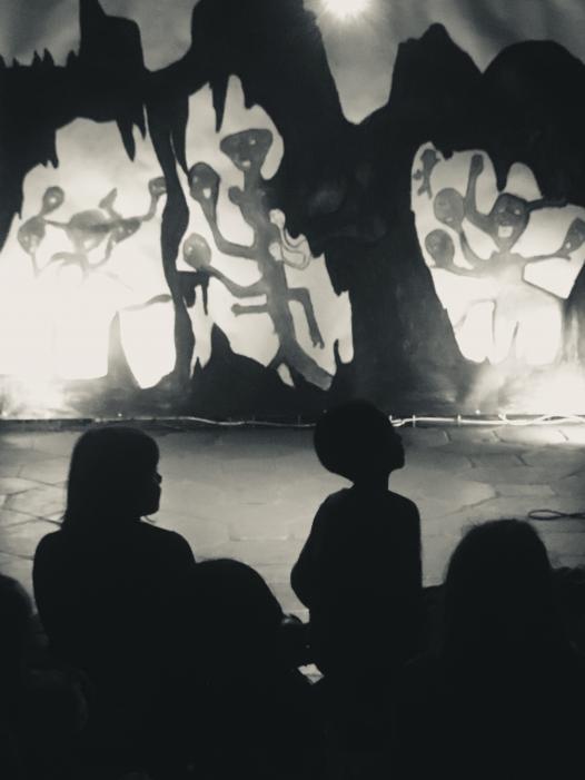 On attend que le silence se fasse dans la salle pour commencer à narrer le mythe...