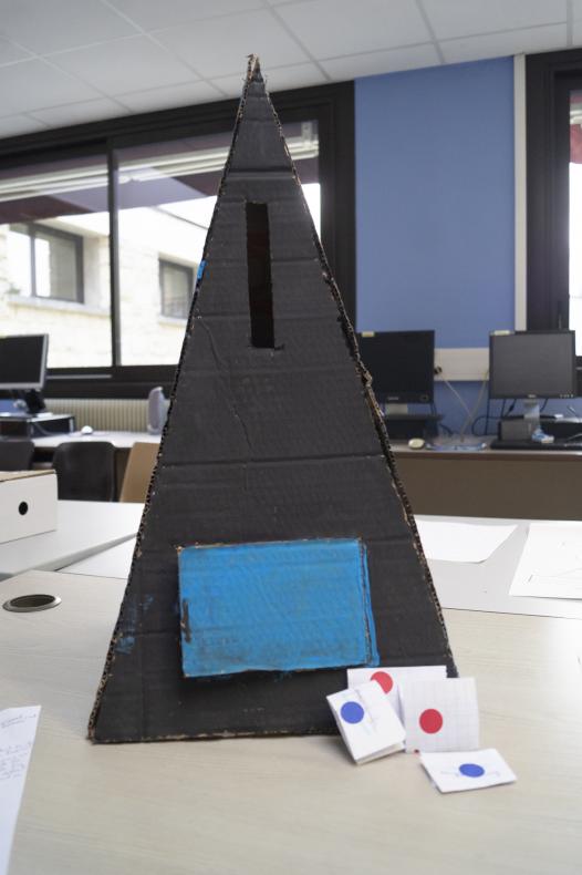 Boîte aux lettres triangulaire.