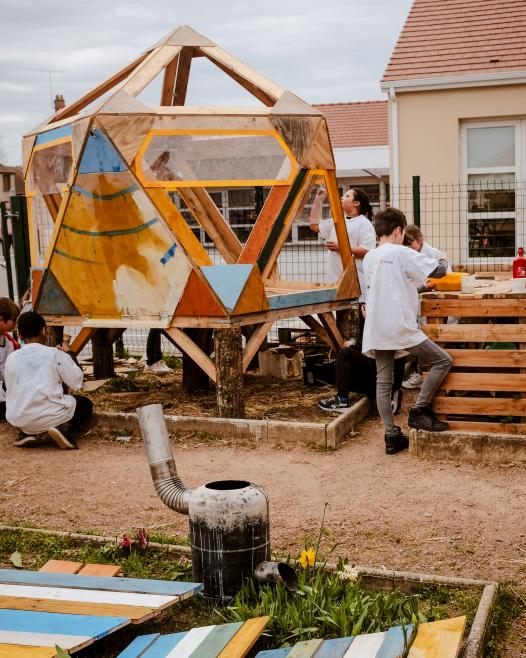 Travail des enfants sur la cabane du futur