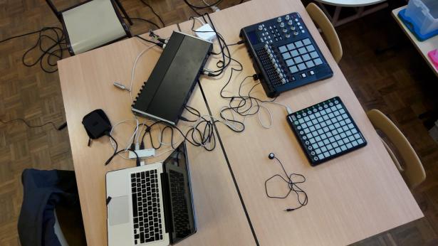 Improvisation sonore, chirurgie d'imprimante et traite des vaches