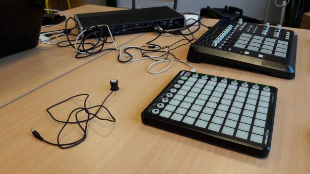 Improvisation sonore, chirurgie d'imprimante et traite des vaches