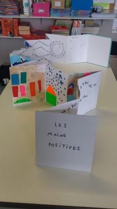 LES MAINS POSITIVES un livre-accordéon inédit !!!!