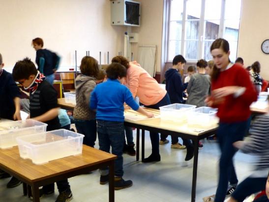 La salle de classe est prête pour l’atelier marbling !