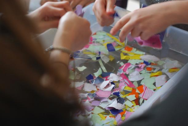 Atelier de fabrication de papiers avec les élèves, à partir de papiers triés dans la salle de classe
