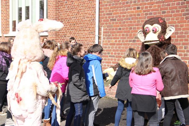 Lundi 12 Mars... Première rencontre en cour de récréation...!