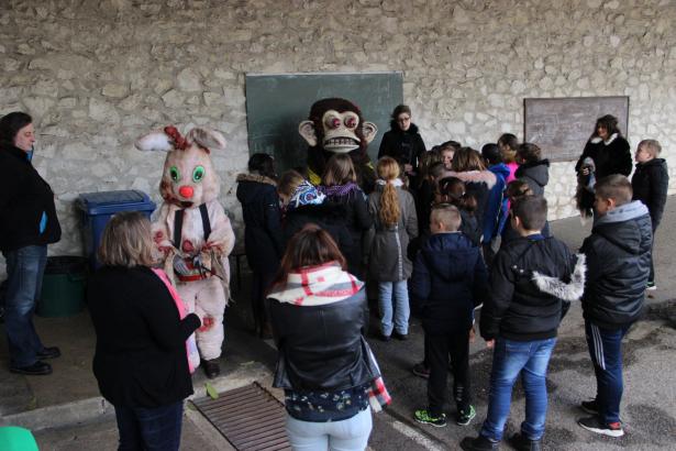 Lundi 12 Mars... Première rencontre en cour de récréation...!