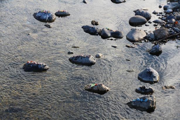 3. Installation sur la rivière : les mots des pierres émergentes