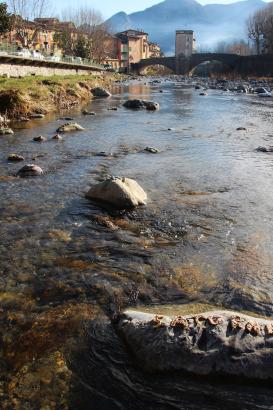3. Installation sur la rivière : les mots des pierres émergentes