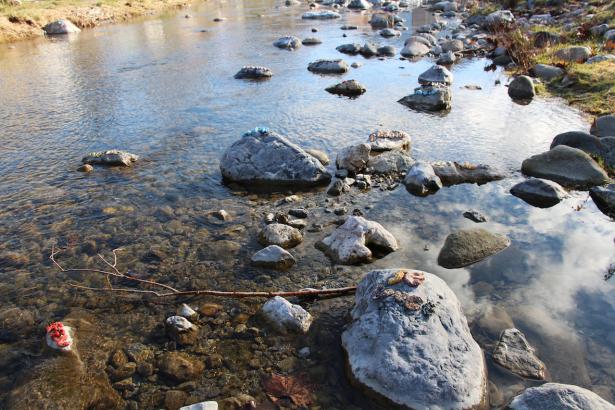 3. Installation sur la rivière : les mots des pierres émergentes
