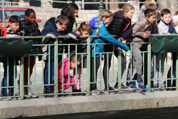 3. Installation sur la rivière : les mots des pierres émergentes