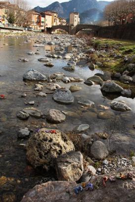 3. Installation sur la rivière : les mots des pierres émergentes