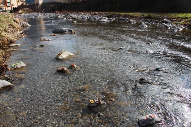 3. Installation sur la rivière : les mots des pierres émergentes