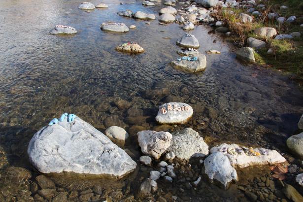 3. Installation sur la rivière : les mots des pierres émergentes