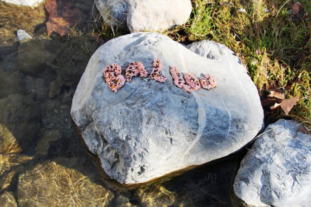 3. Installation sur la rivière : les mots des pierres émergentes
