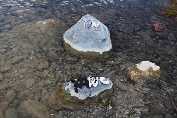 3. Installation sur la rivière : les mots des pierres émergentes