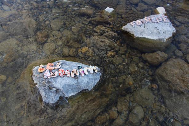 3. Installation sur la rivière : les mots des pierres émergentes