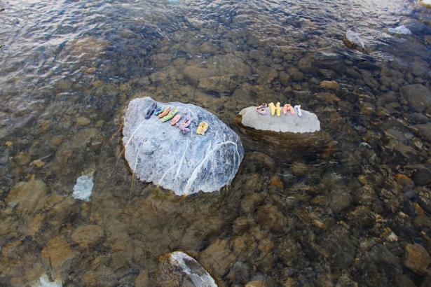 3. Installation sur la rivière : les mots des pierres émergentes
